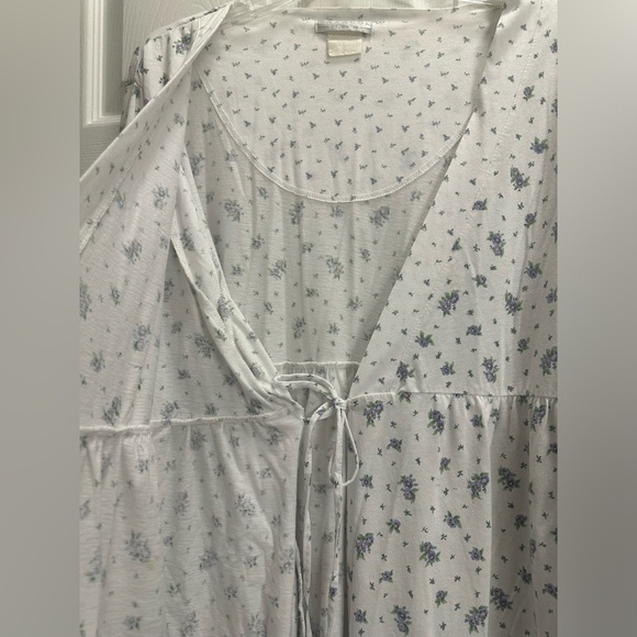 Maternity robe, white with lavender rose print, cotton/polyester. See photos - Picture 3 of 5